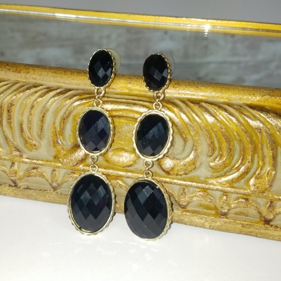 Fashion jewelry, black and gold plated earrings - Picture 4 of 4